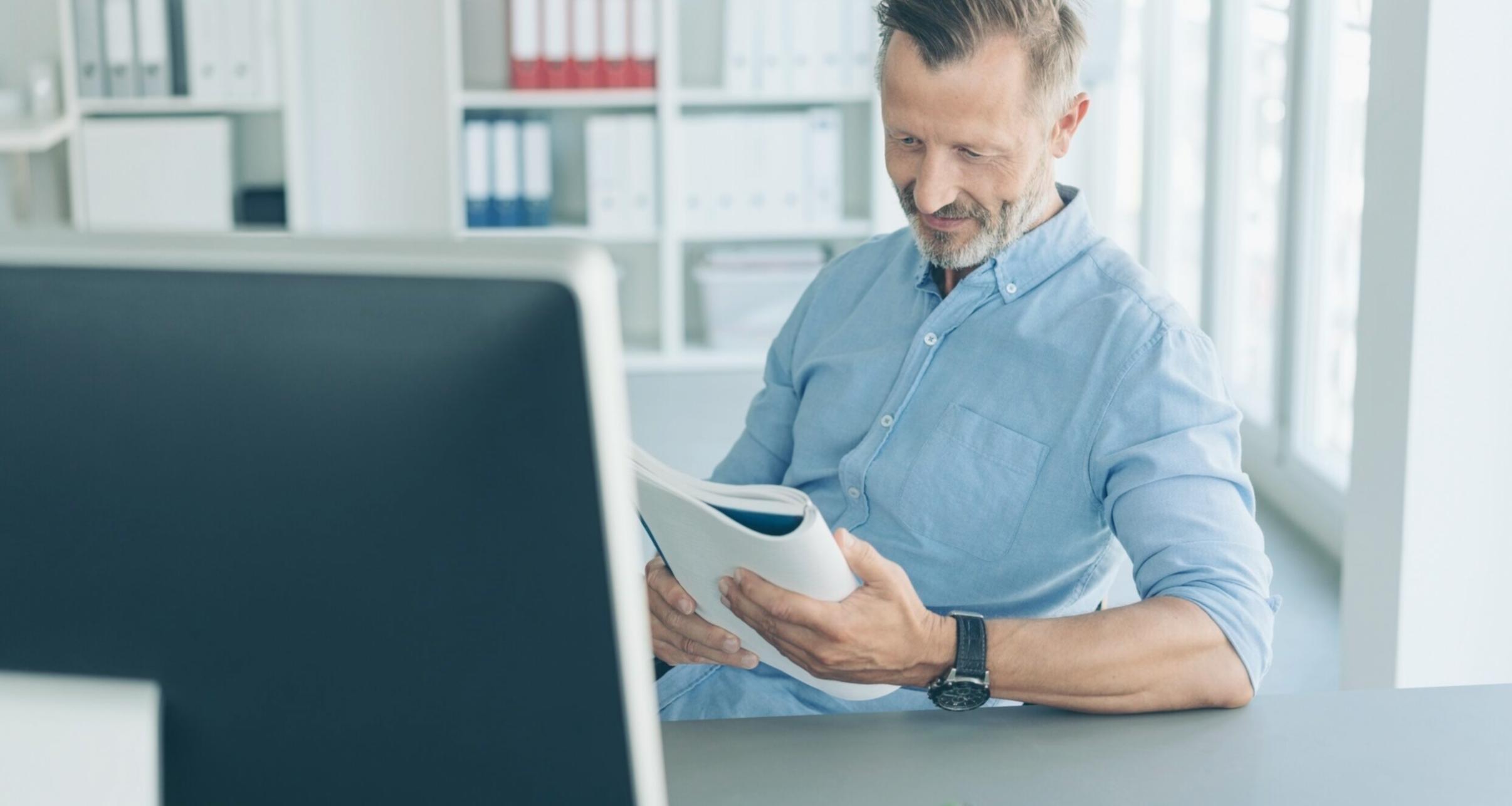 Специалисты работают с финансовыми документами и аналитикой